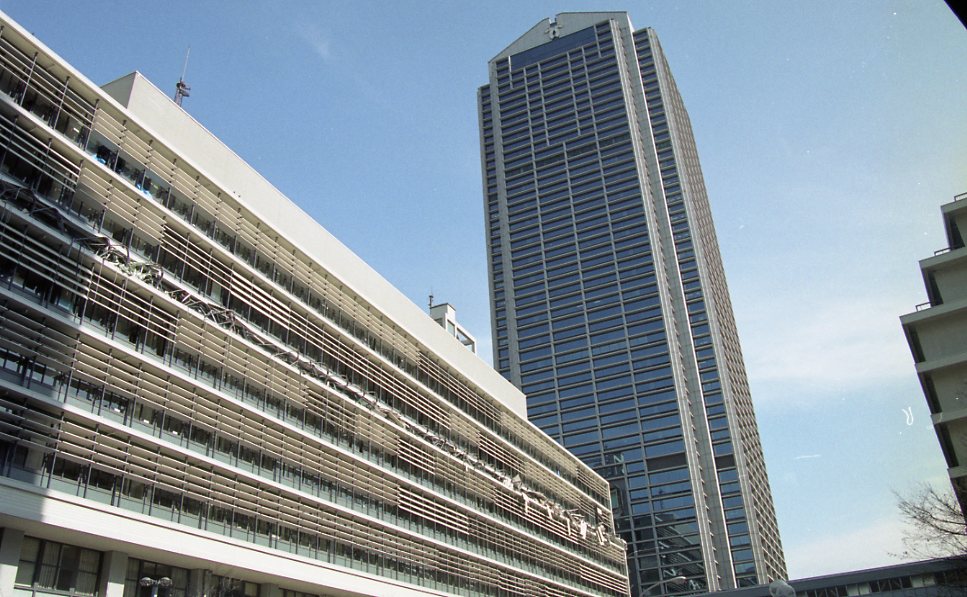07_2号館と3号館渡り廊下から1号館を望む